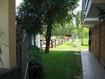Hotel Quo Vadis None Extérieur photo